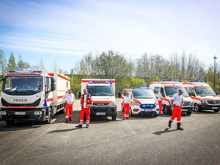 Fahrzeuge und Mitarbeitende des DRK